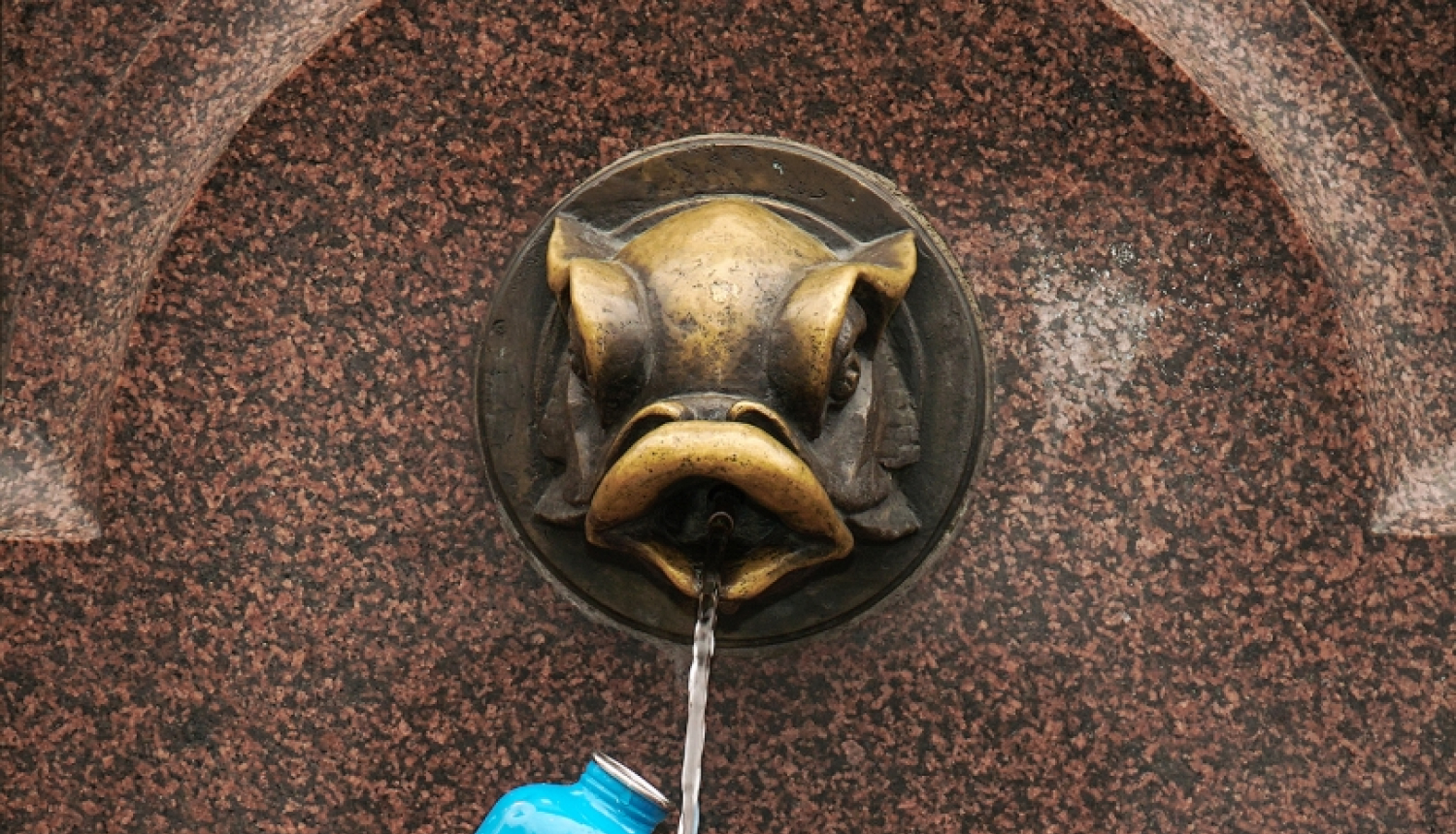 Brīvkrāns un ūdens pudeles