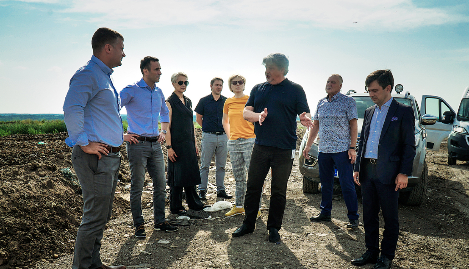 Cilvēki apskata poligonu