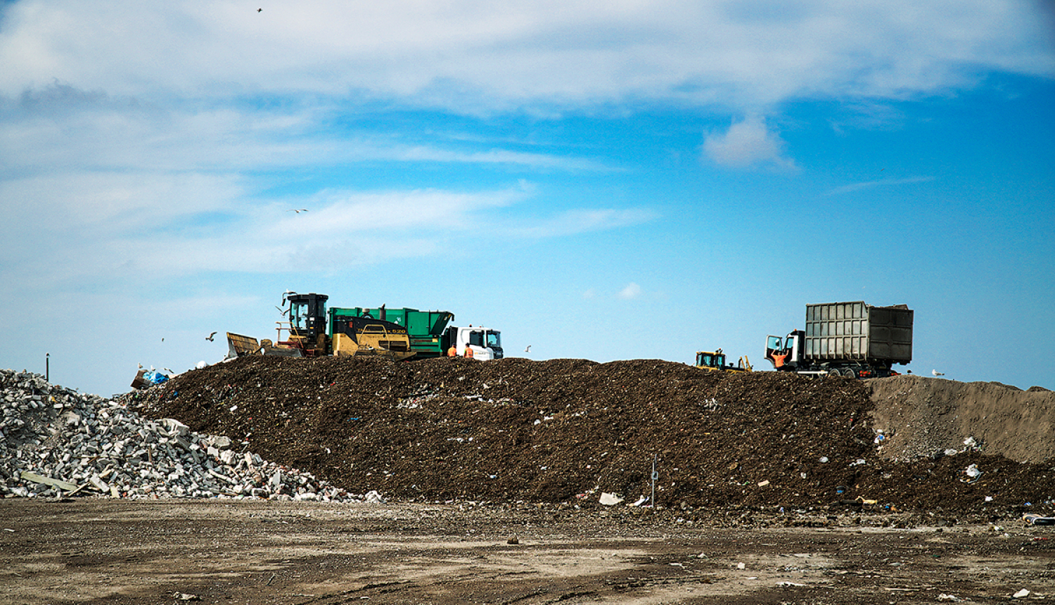 Atkritumu poligons un traktors