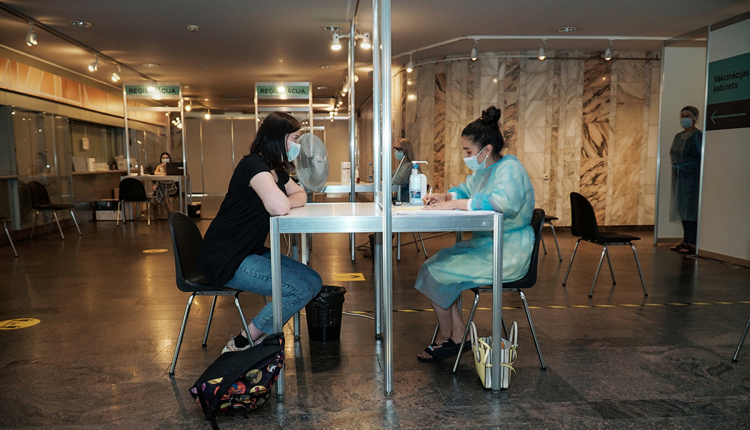 Cilvēks pieraksta uz vakcināciju