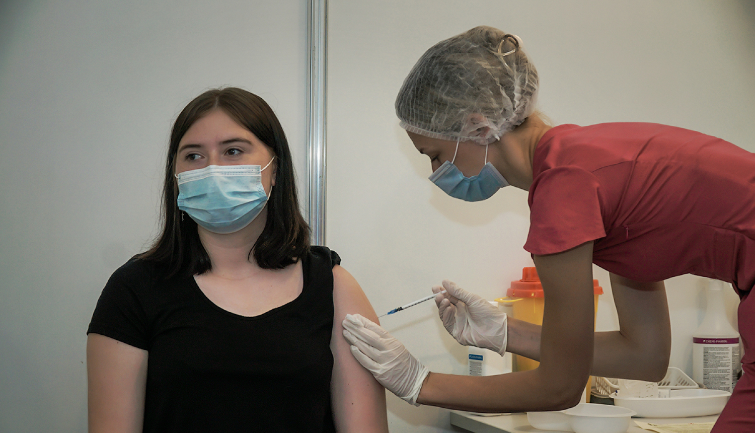 Cilvēkam veic vakcināciju