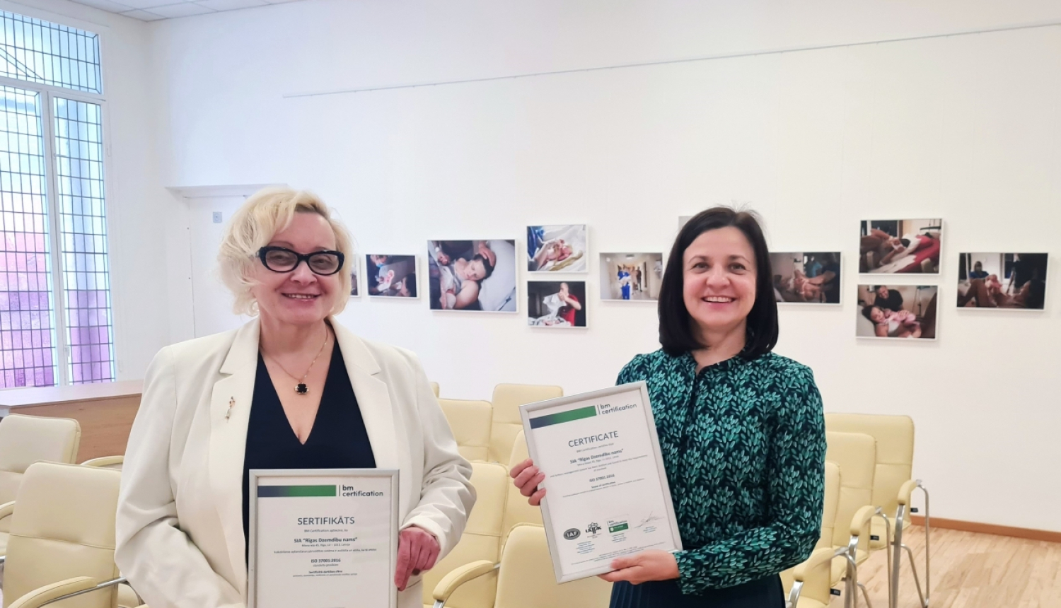Dzemdību nama valdes priekšsēdētāja Santa Markova saņem ISO 37001 sertifikātu no BM Certification Vadības sistēmu sertifikācijas nodaļas vadītājas Sņežanas Skudrovas