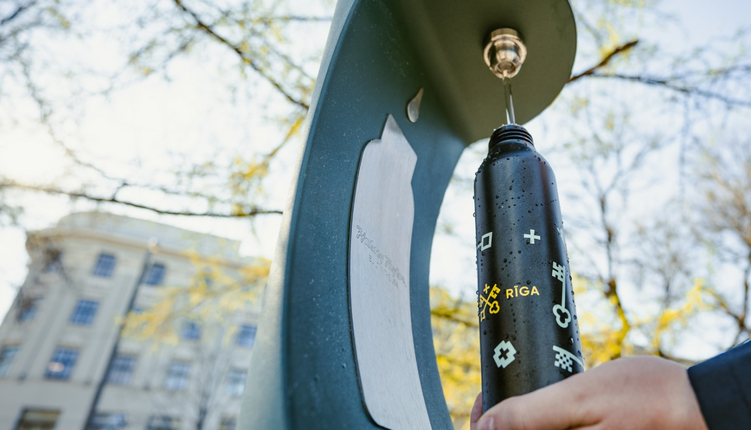 Dzeramā ūdens krāns un ūdens pudele