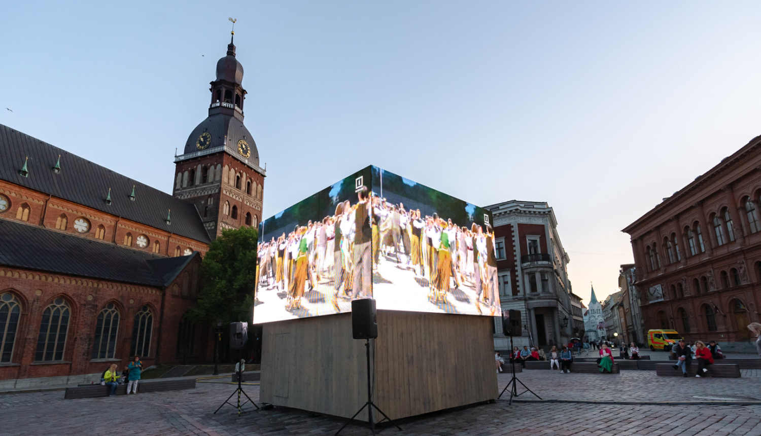 Dziesmu un deju svētku skatīšanas Doma laukumā