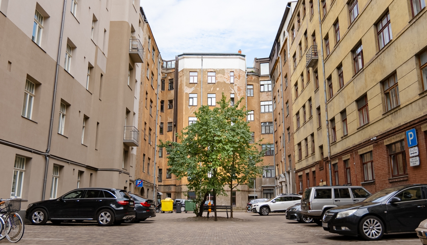 Daudzdzīvokļu mājas iekšpagalms