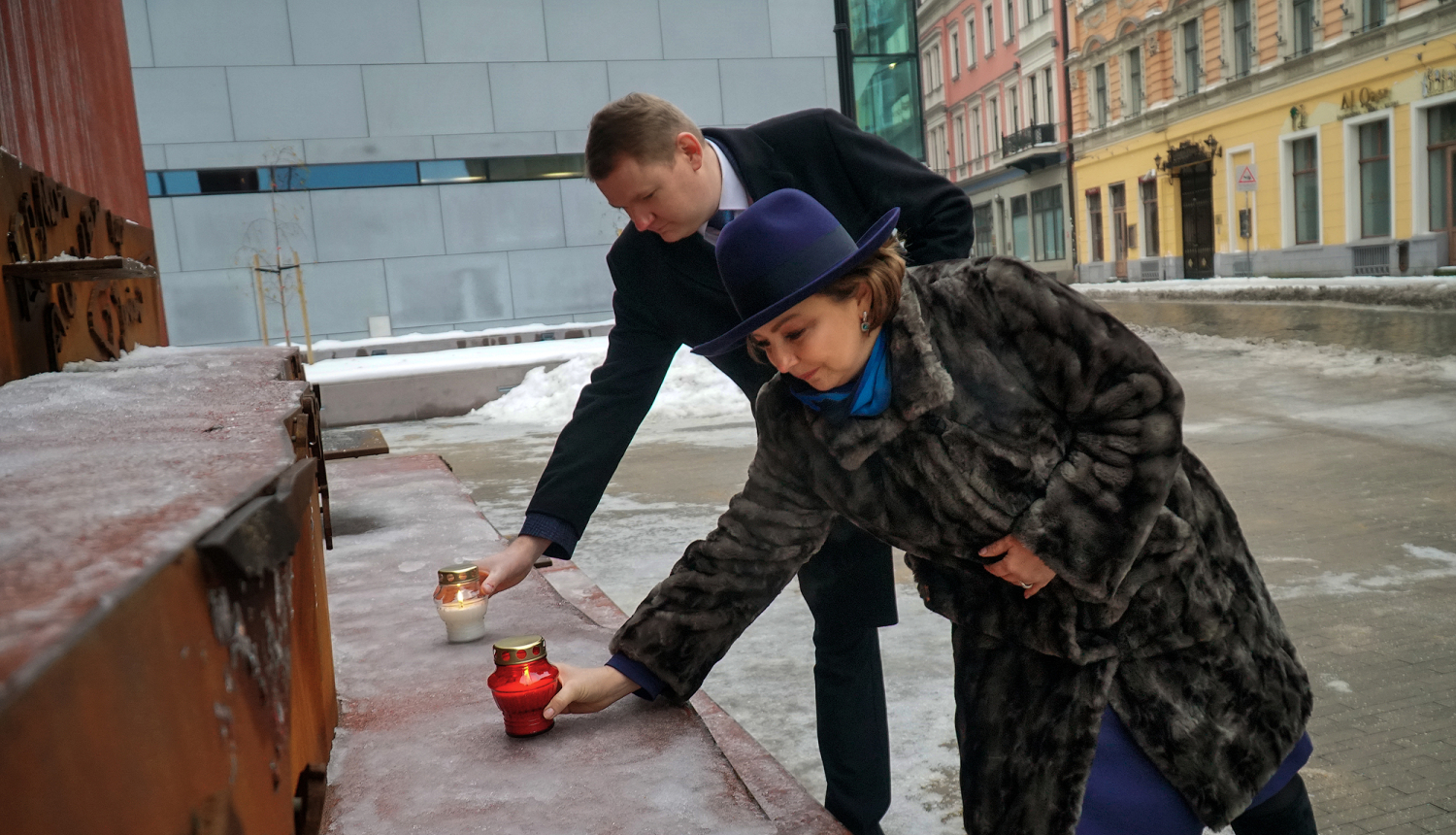 E.Smiltēns un Polijas vēstniece noliek sveces