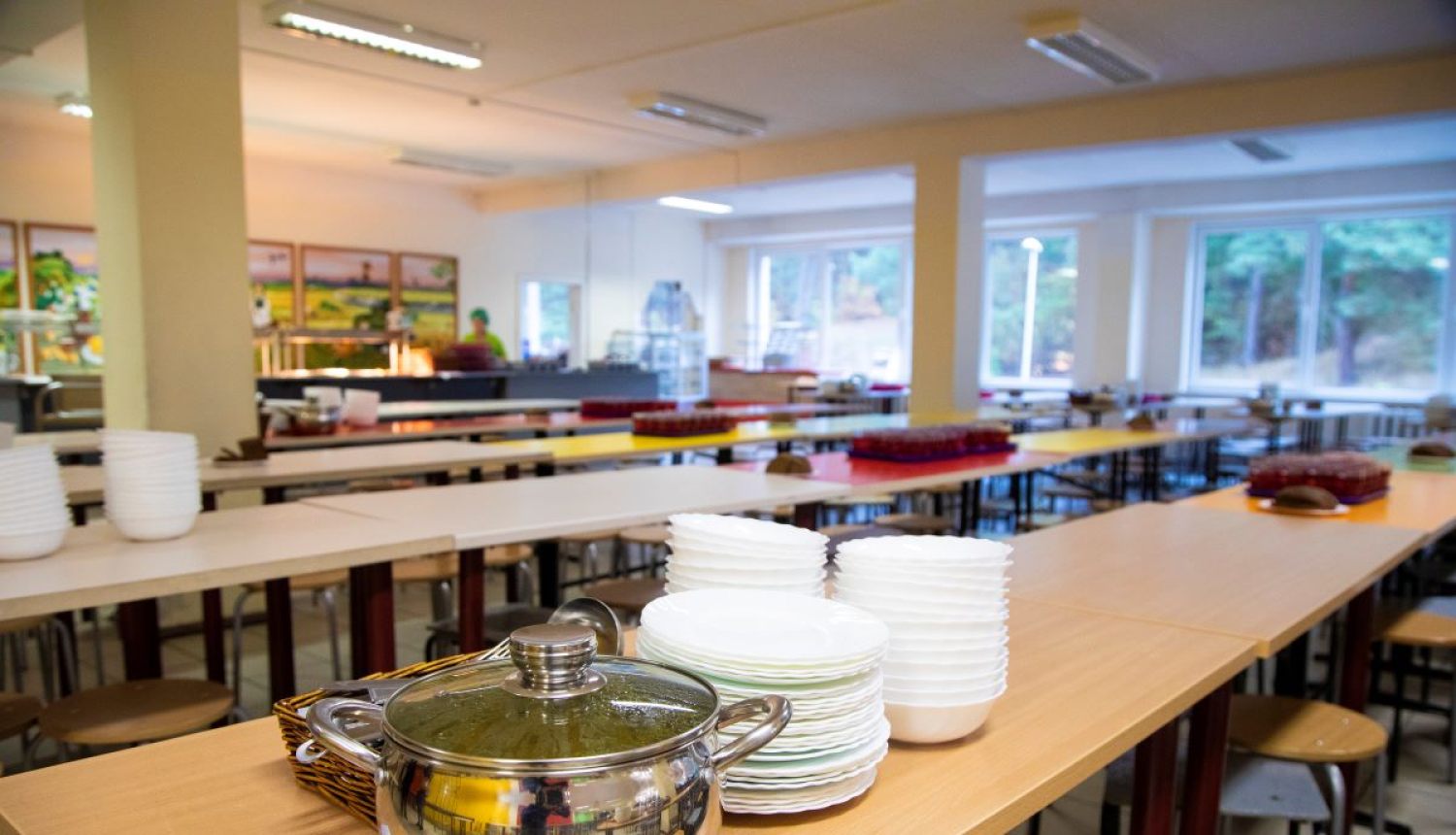 Ēdienu galdi skolā