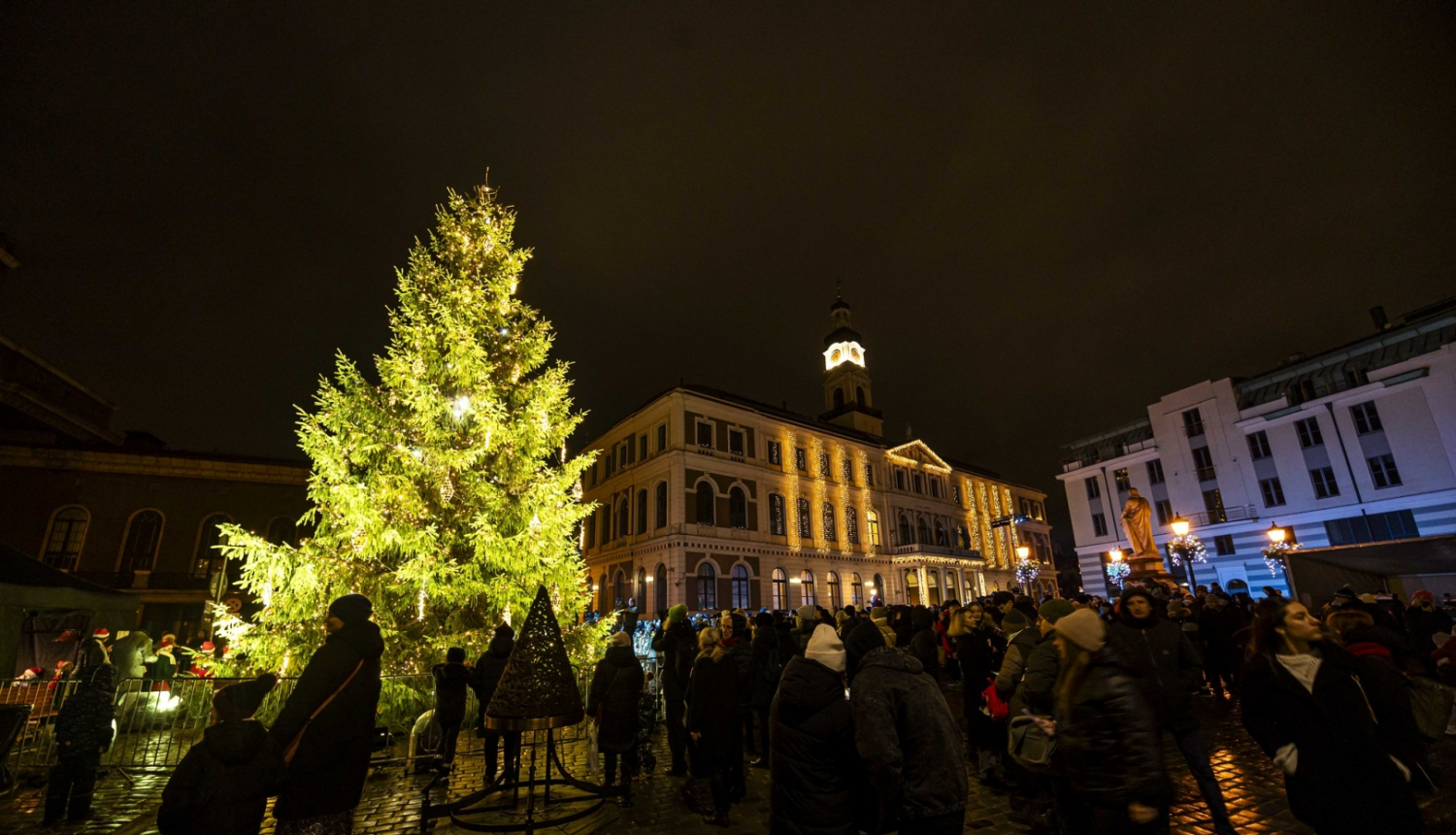 Iedegta Ziemassvētku egle Rātslaukumā