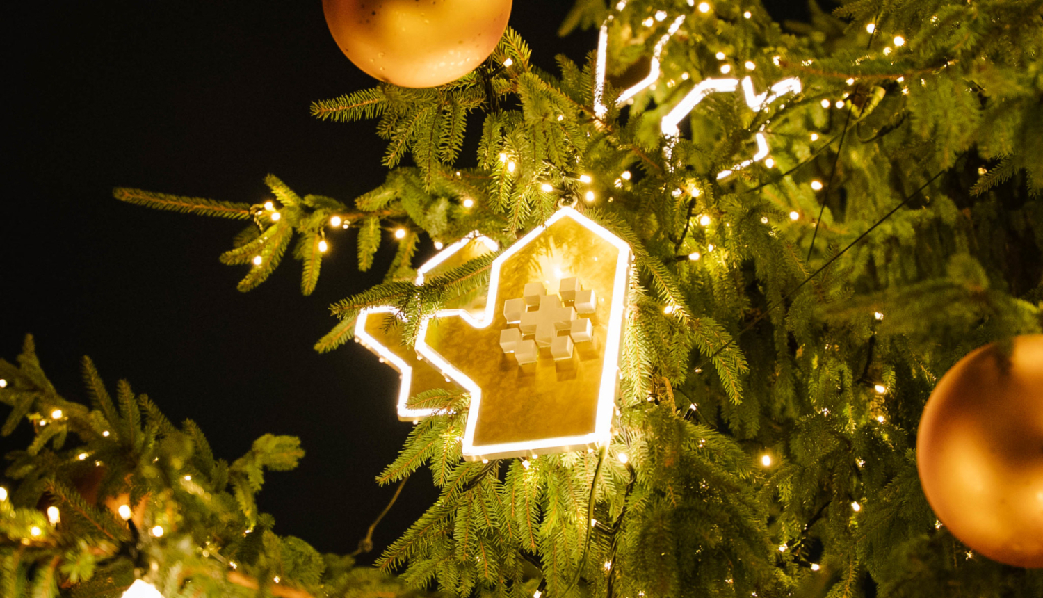 Egles zars ar rotājumiem