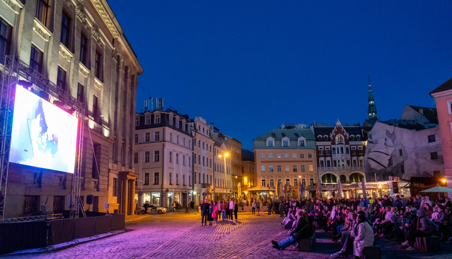 Cilvēki skatās Eirovīziju Doma laukumā