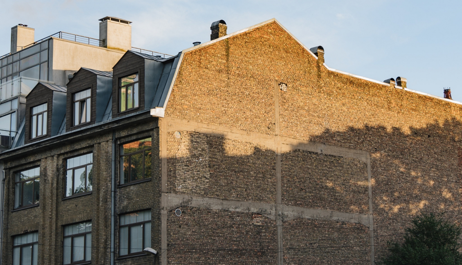 Ēka ar ķieģelu sienu