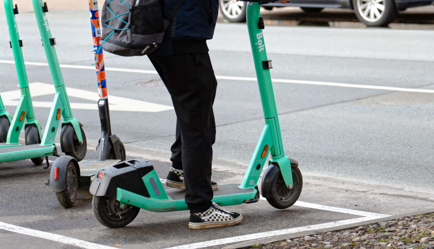 Cilvēks uz elektroskrejriteņa