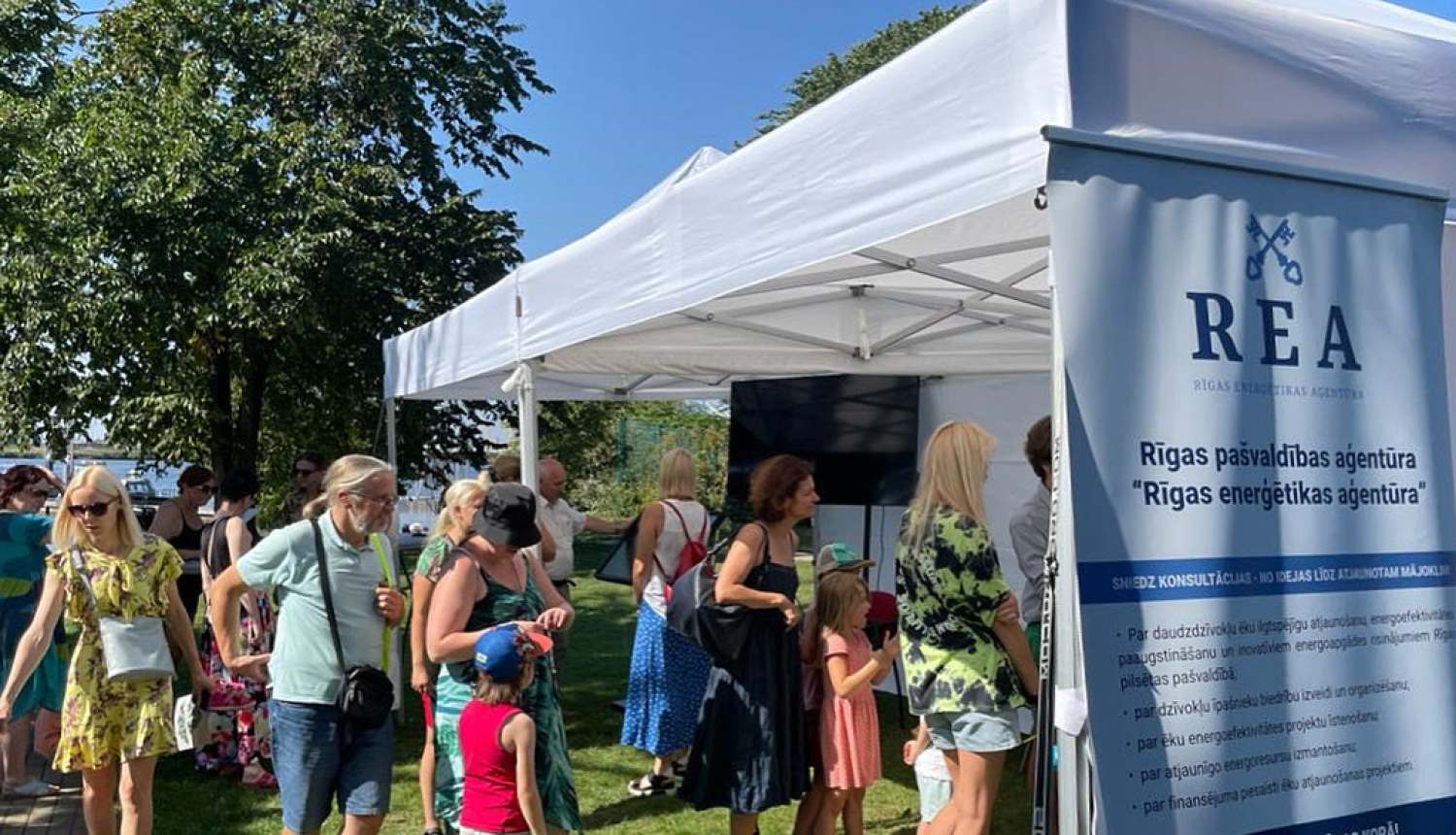 Cilvēki apmeklē pasākumu