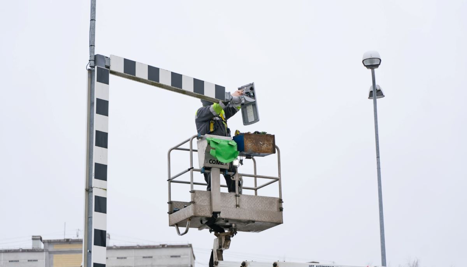 Uzstāda energoefektīvus gaismekļus