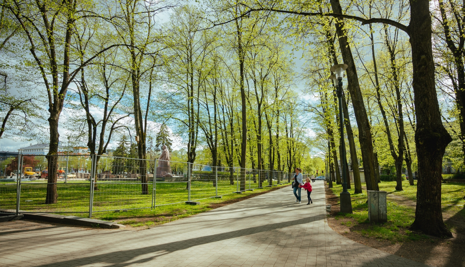 Esplanādē atjaunoti celiņi
