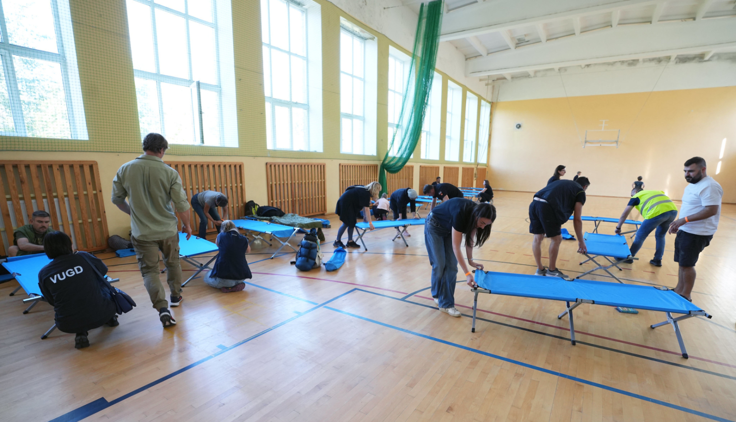 Cilvēki piedalās evakuācijas mācībās