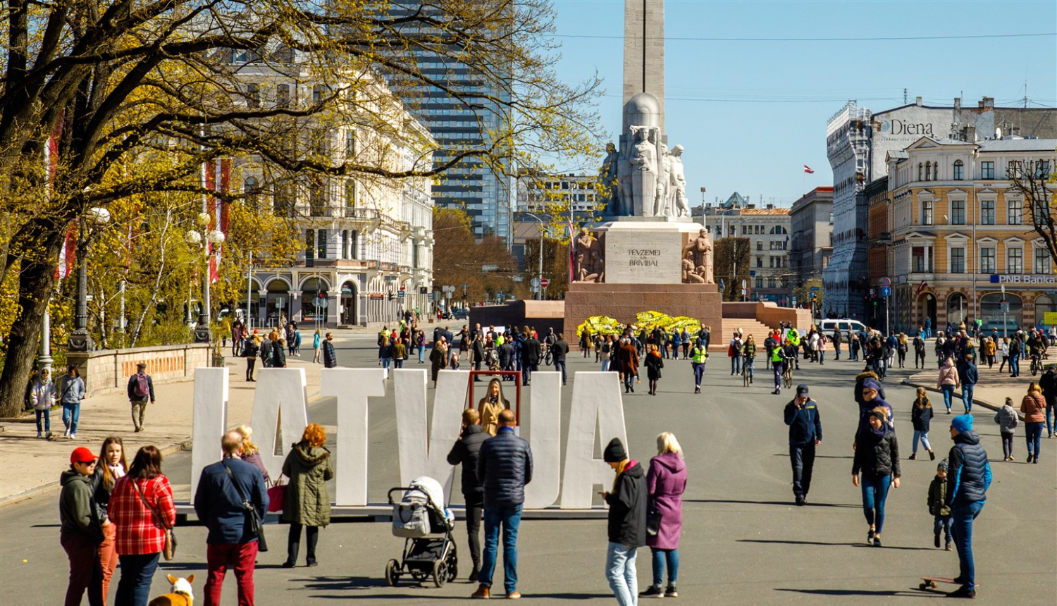 Cilvēki pie Brīvības pieminekļa