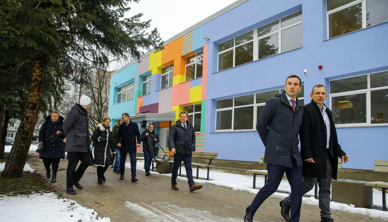 Rīgas domes pārstāvji apskata bērnudārza telpas