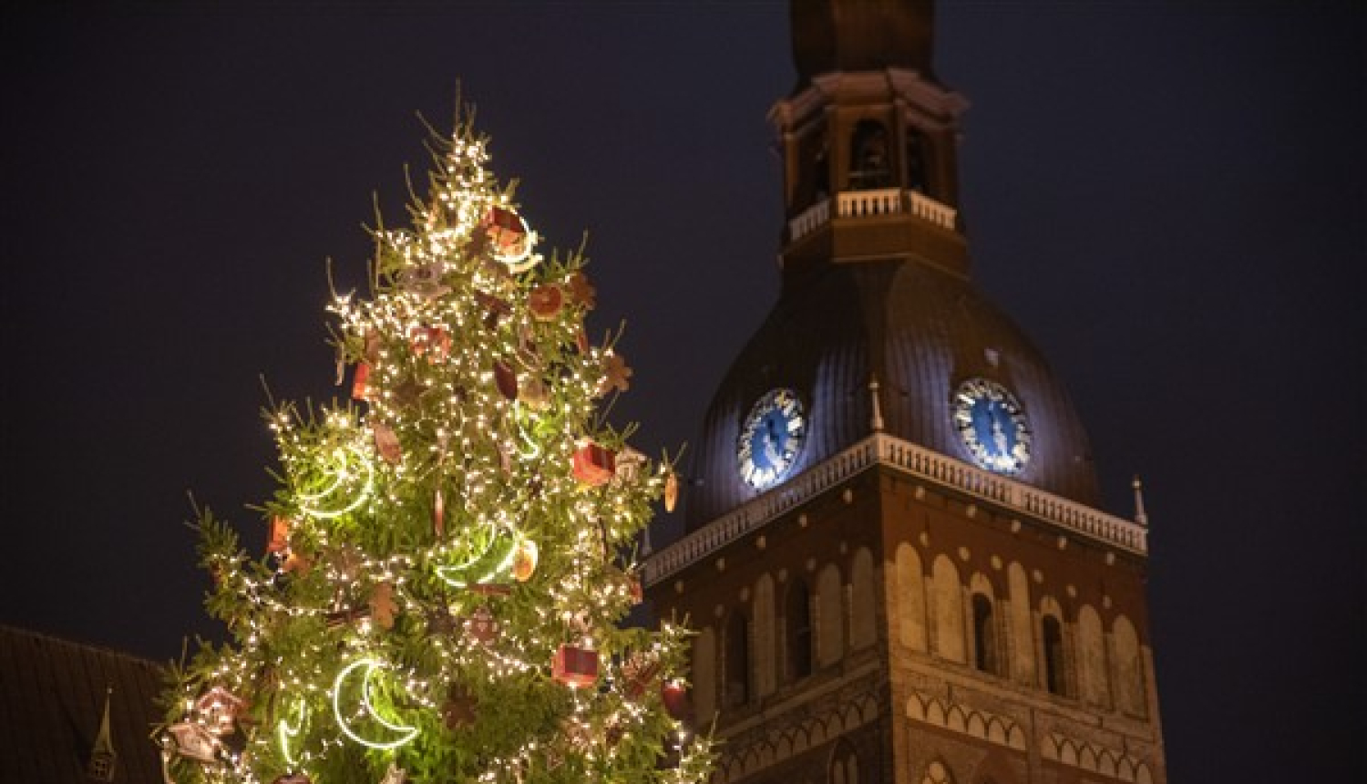 Ziemassvētku egle Doma laukumā