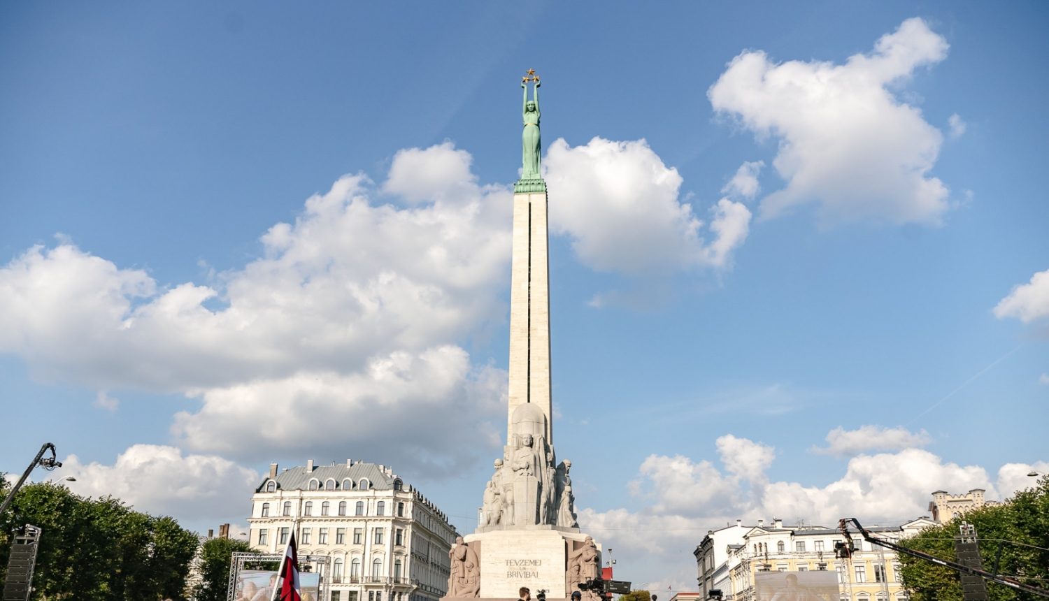 Fani sagaida sportistus pie pieminekļa