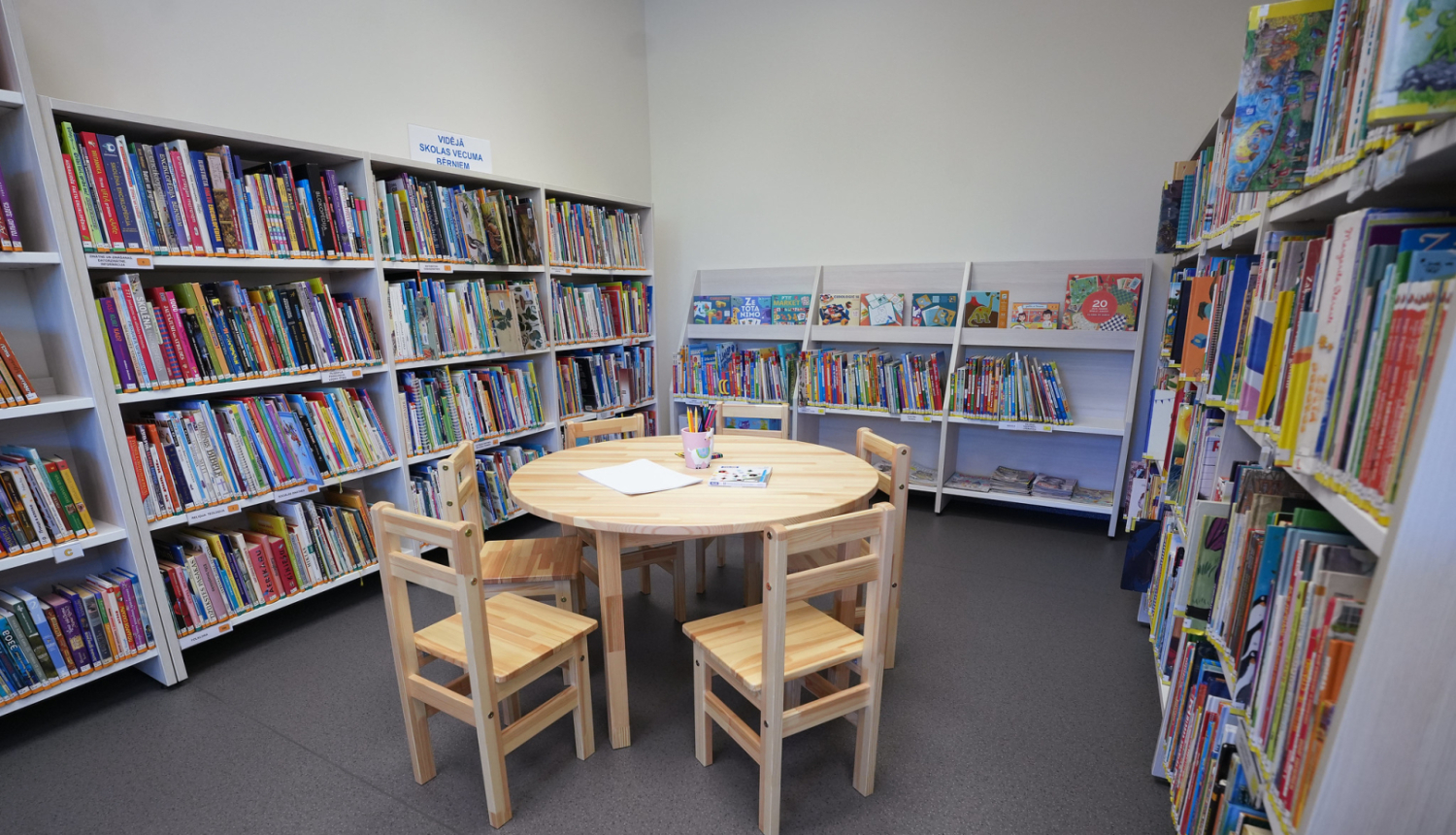 Grāmatu plaukti bibliotēkā