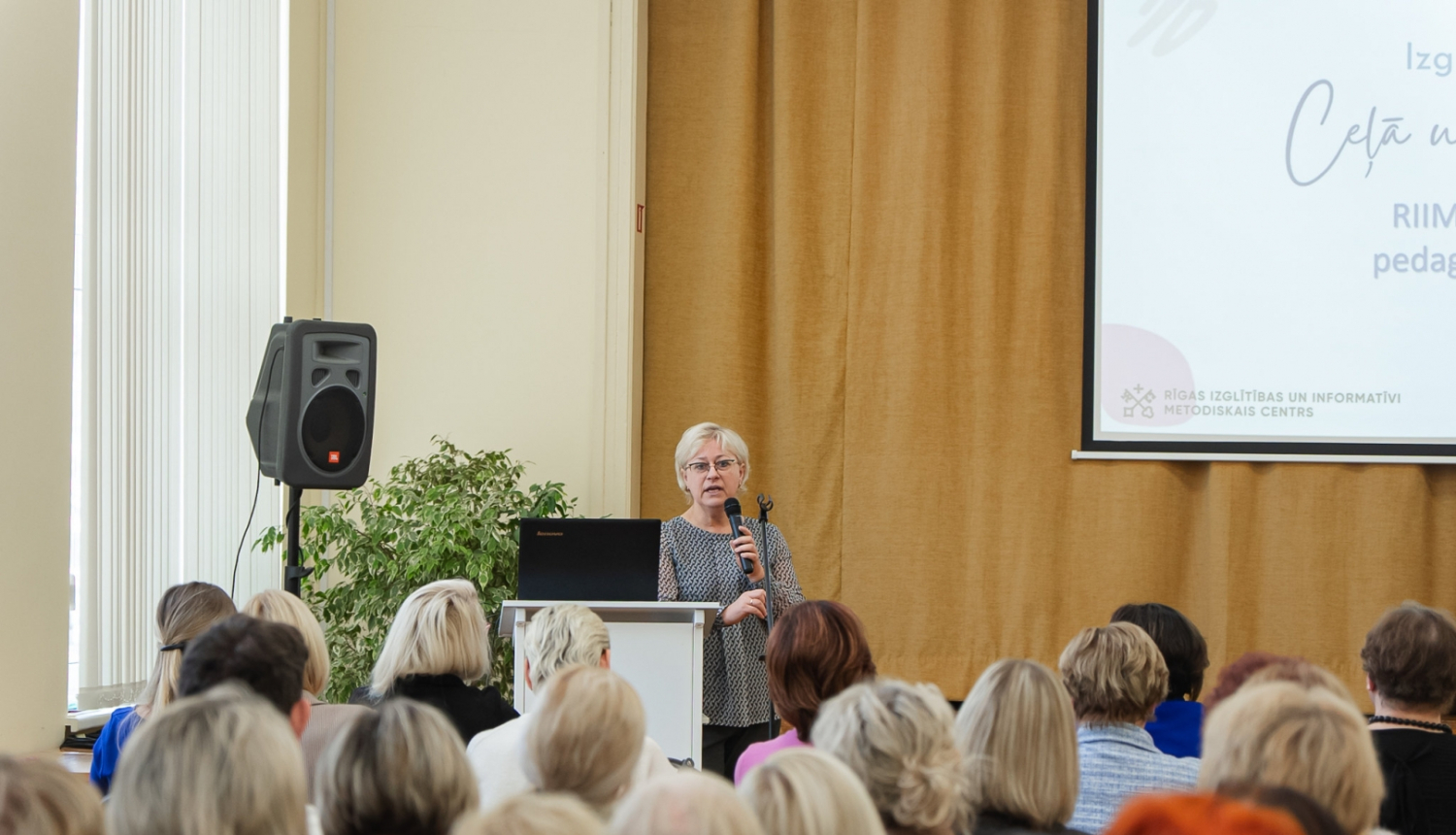 Forumā cilvēki klausās