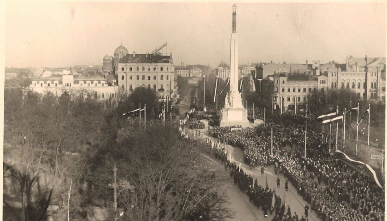  Foto izstāde “Brīvības piemineklis laiku laikos”