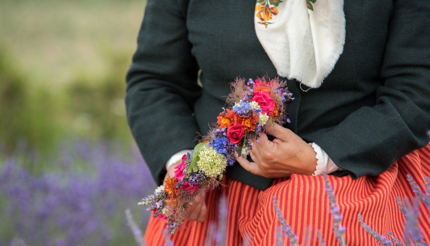 Sieviete tautas tērpā