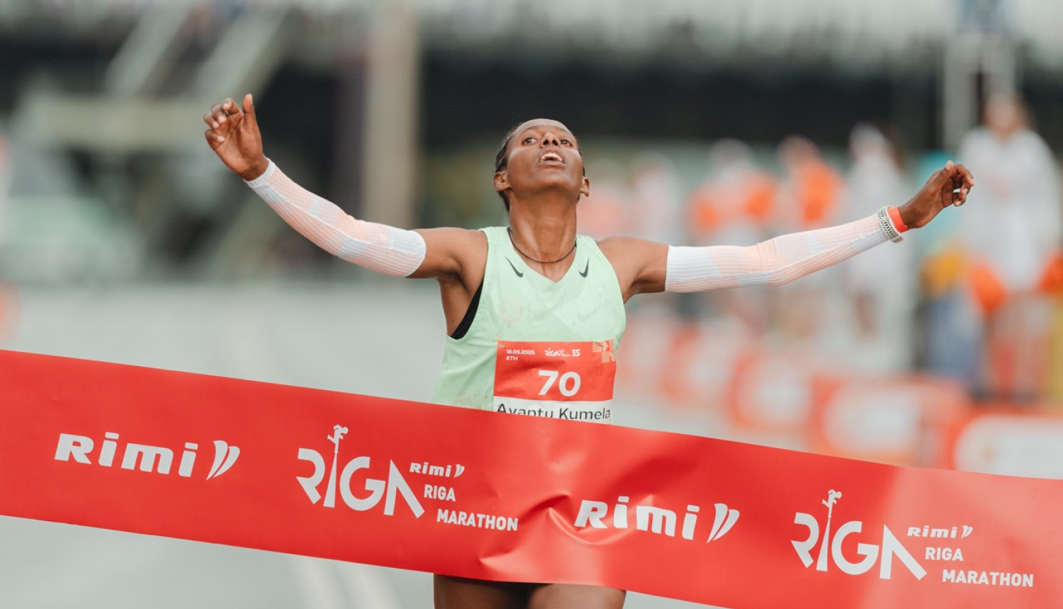Finiša taisnē 2025. gada Rimi Rīgas maratona čempione - Ajantu Kumela 