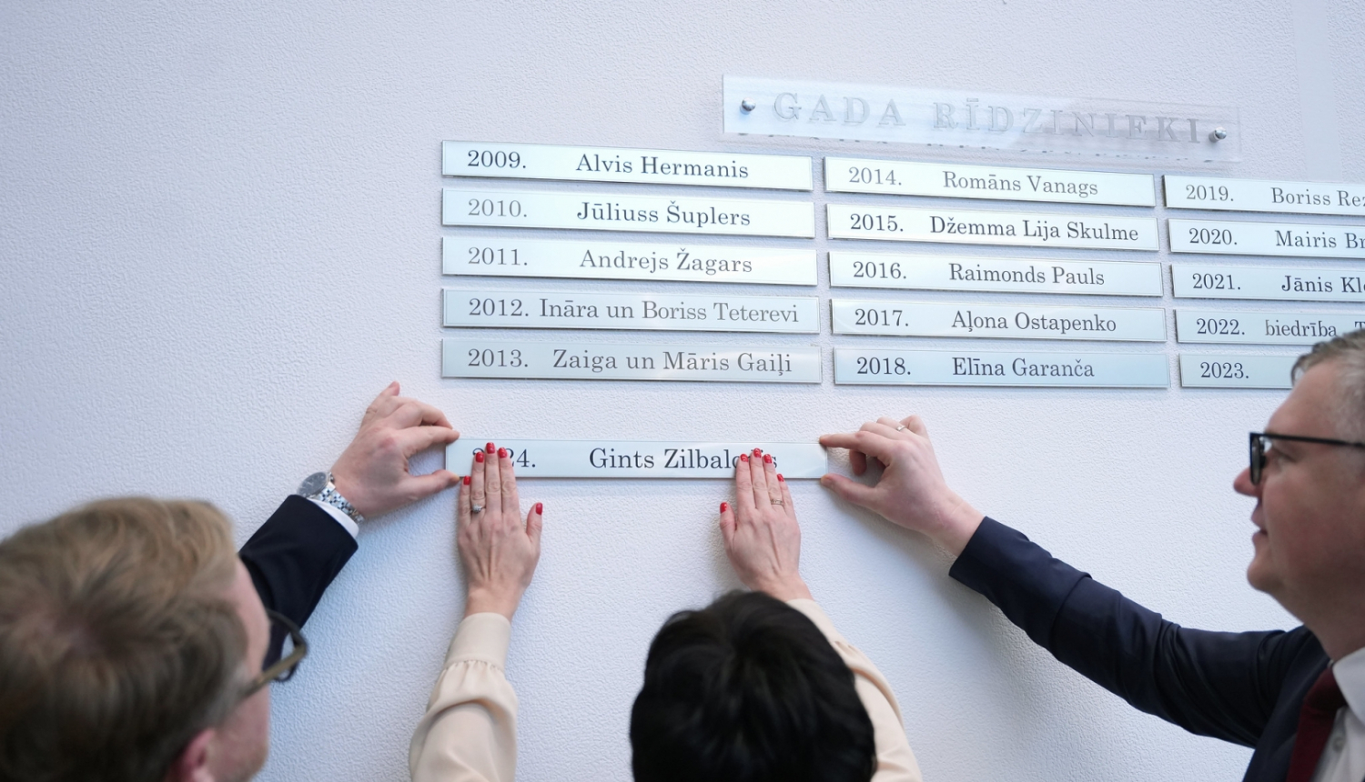 Plāksnīte Gada rīdziniekam Gintam Zilbalodim