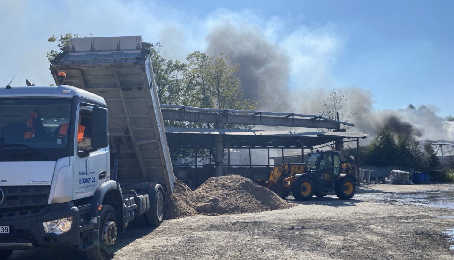 Smagā tehnika palīdz pie ugunsgrēka dzēšanas