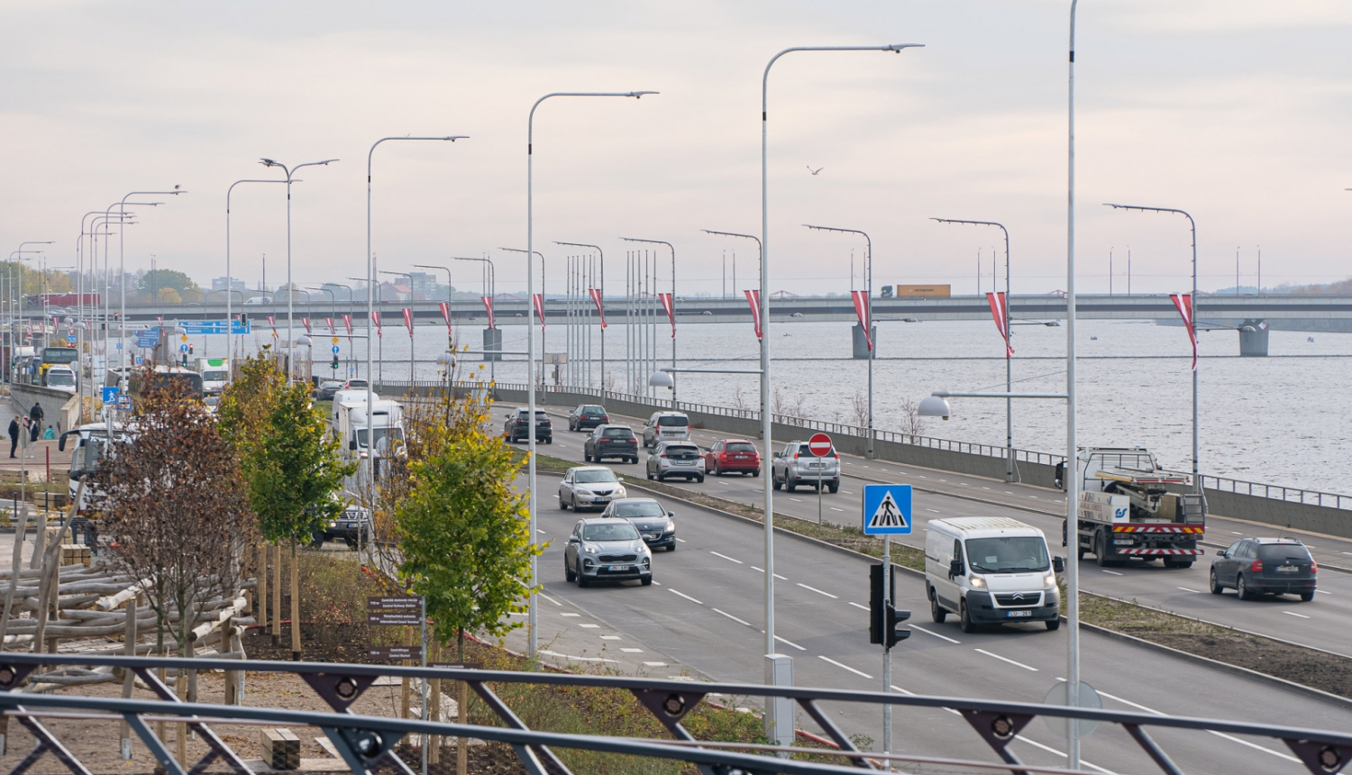 Automašīnas uz Ģenerāļa Radizņa krastmalas