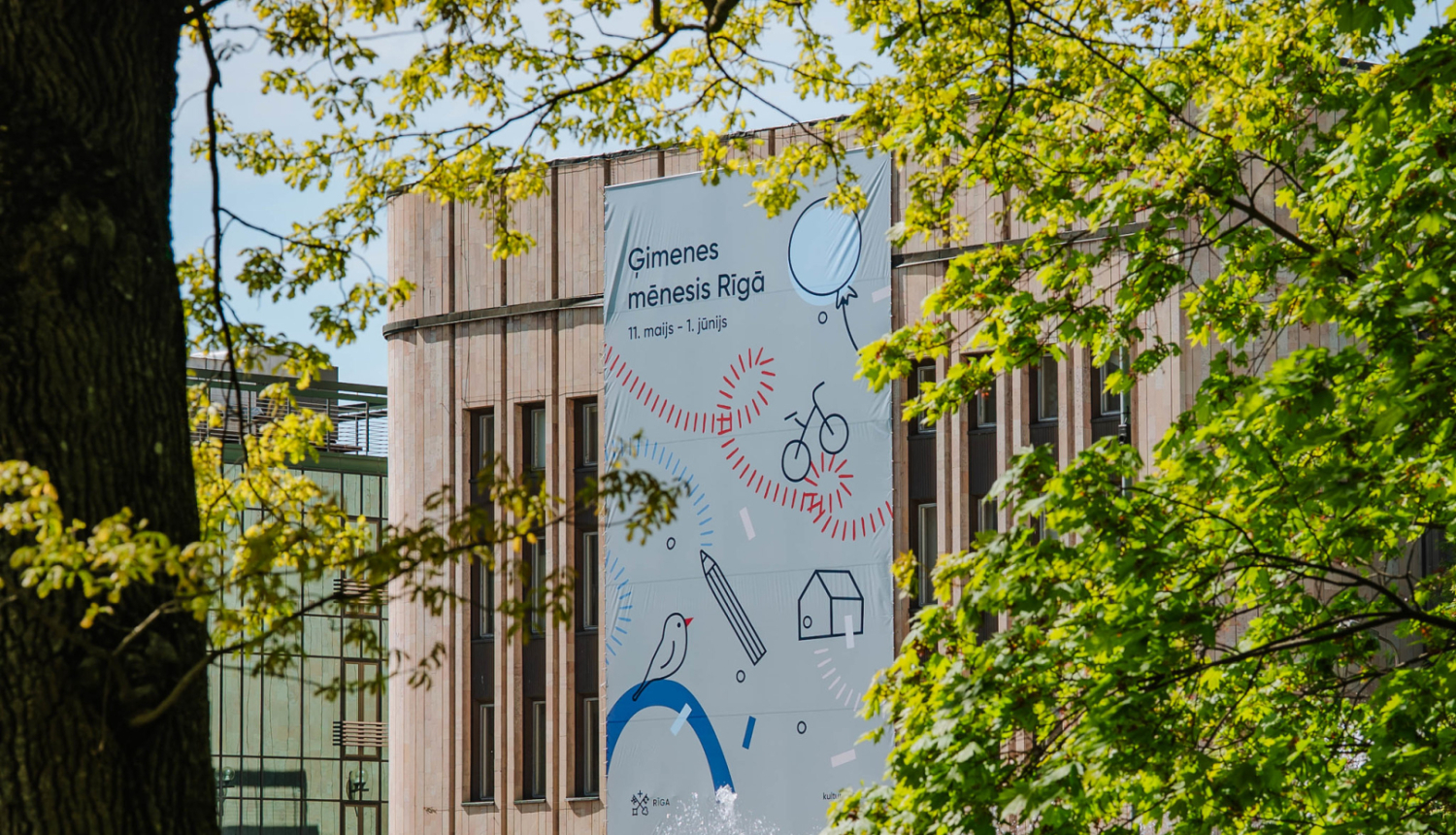 Ģimenes mēneša plakāts uz Kongresu nama