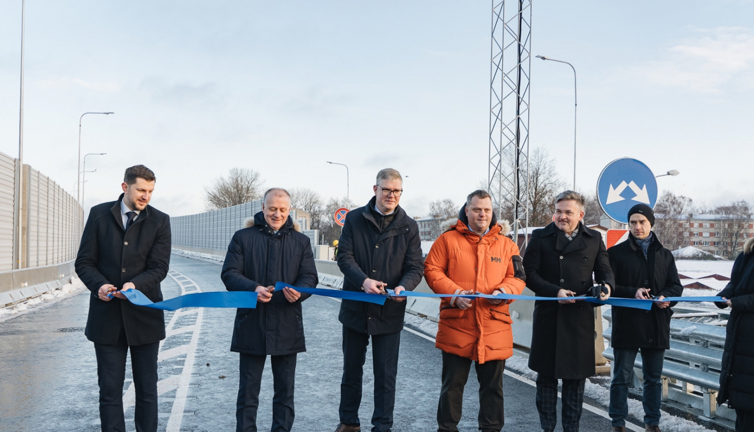 Griež lenti Austrumu maģistrāles atklāšanas pasākumā