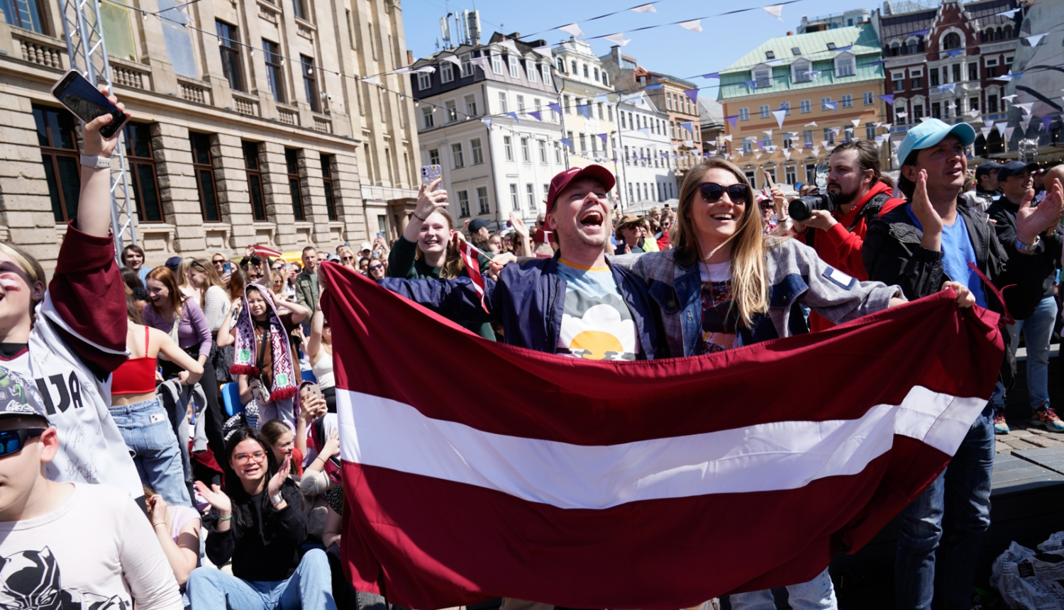 Hokeja fani ar Latvijas karogu rokā