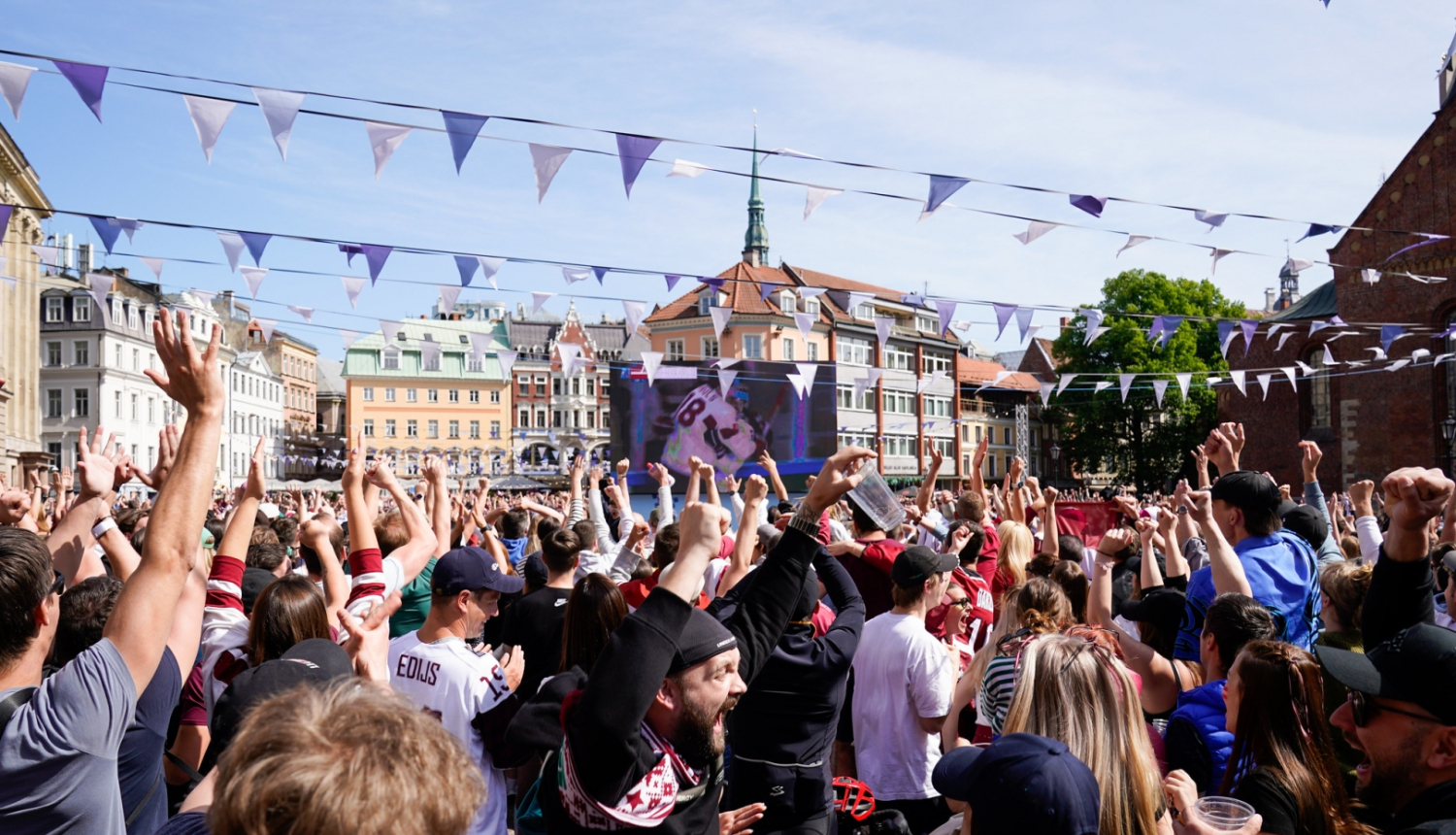 Hokeja fani doma laukumā