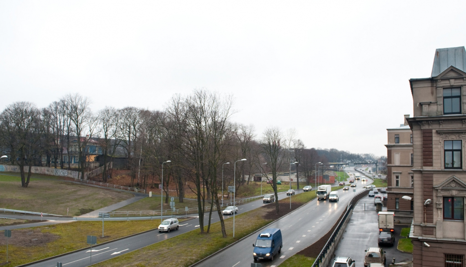 Iela ar automašīnām