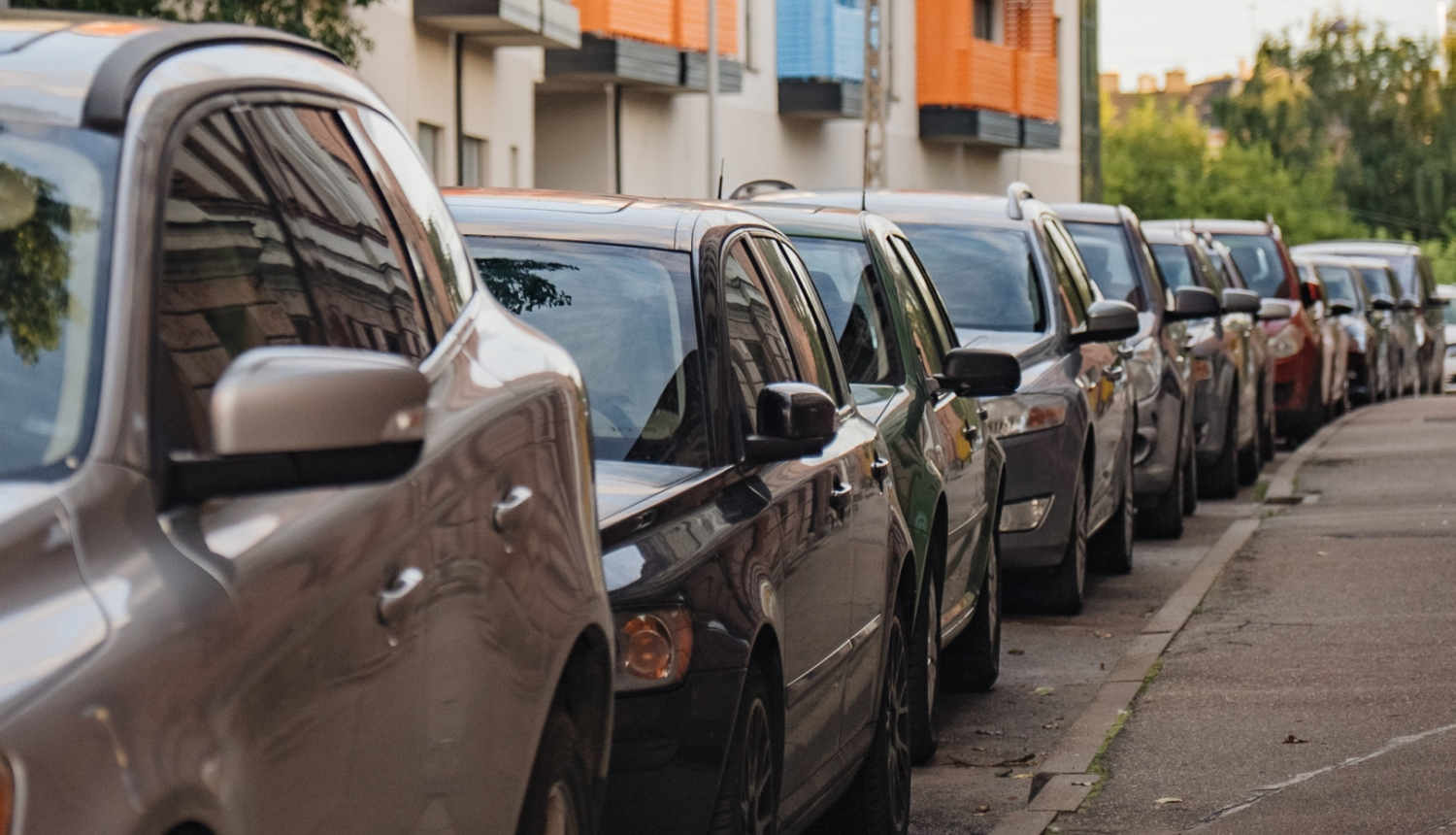 Ielas malā stāv automašīnas