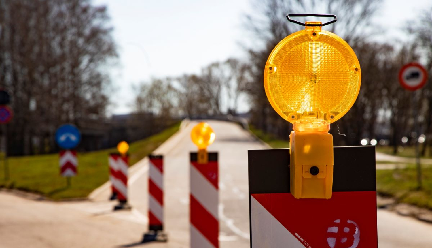 ceļa zīme, norobežojums