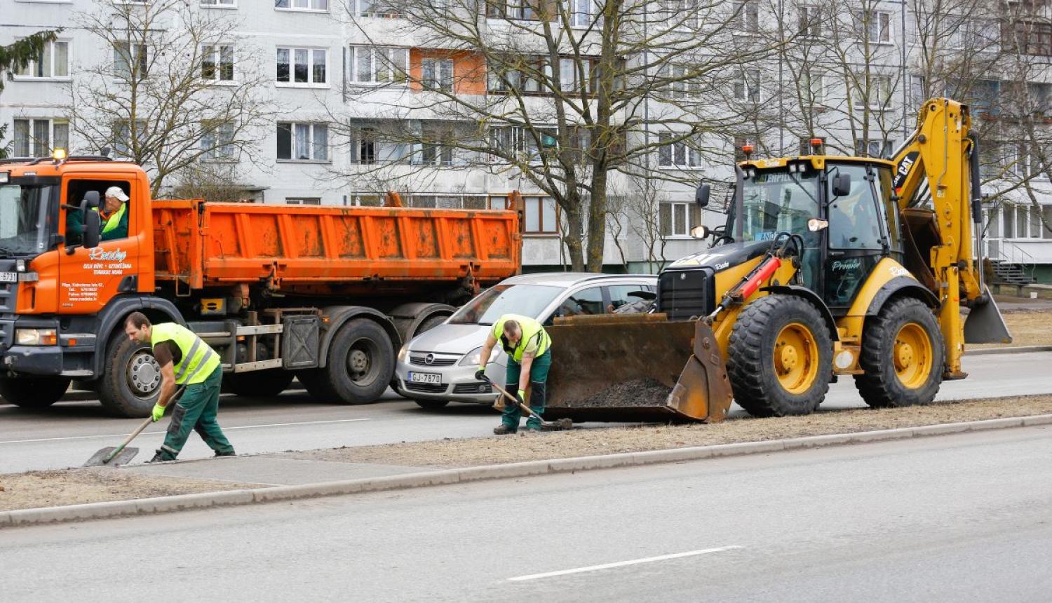 Attīra ielu no smiltīm