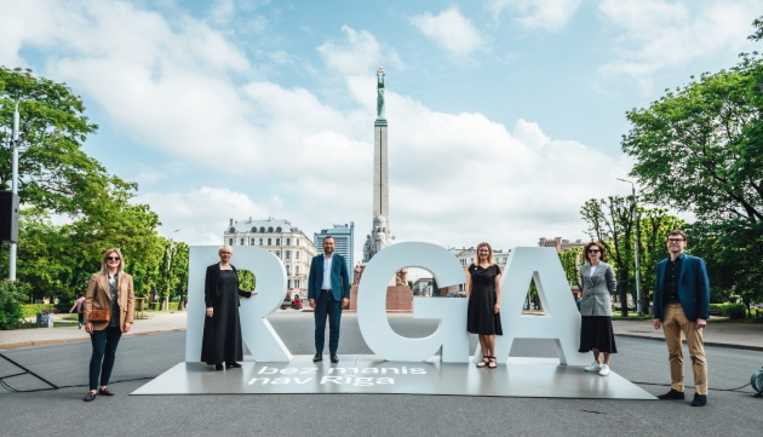 Uzraksts Rīga pie Brīvības pieminekļa