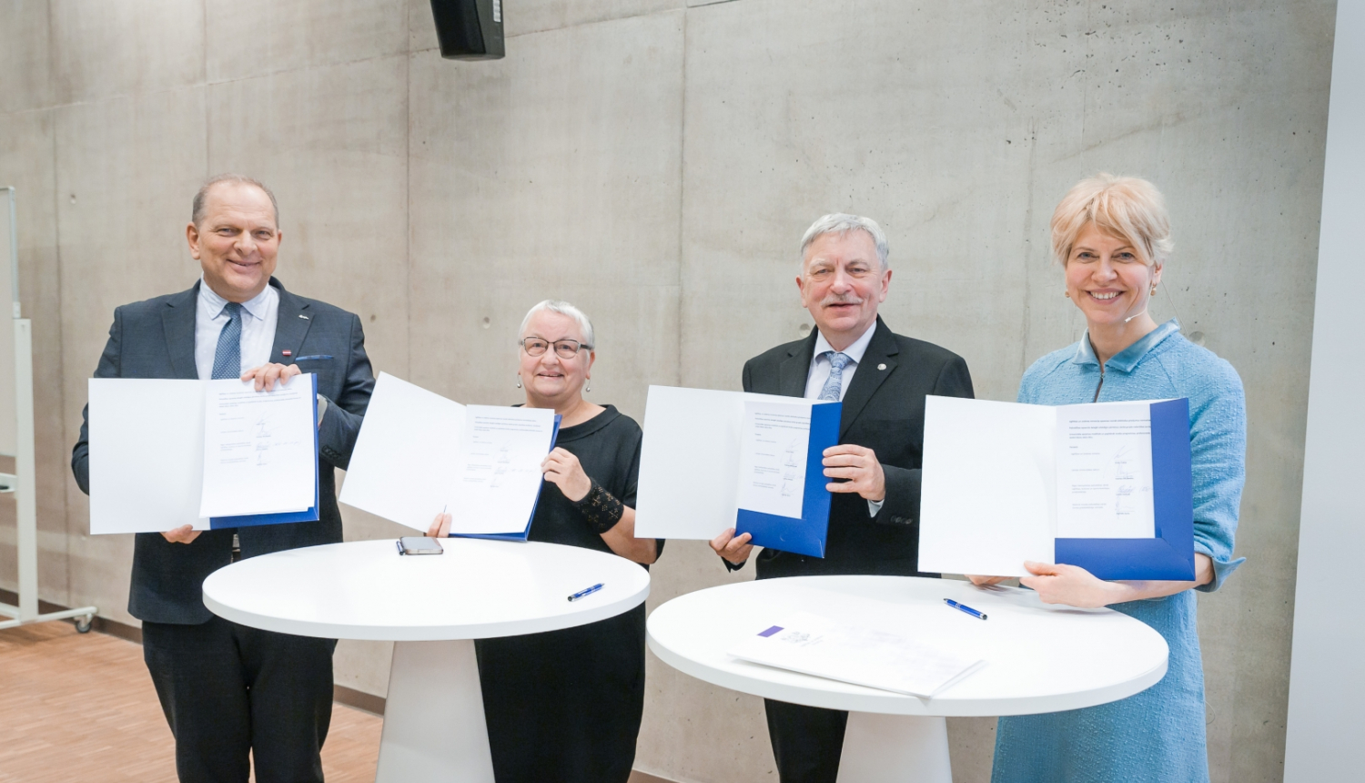 Paraksta sadarbibas ligumu