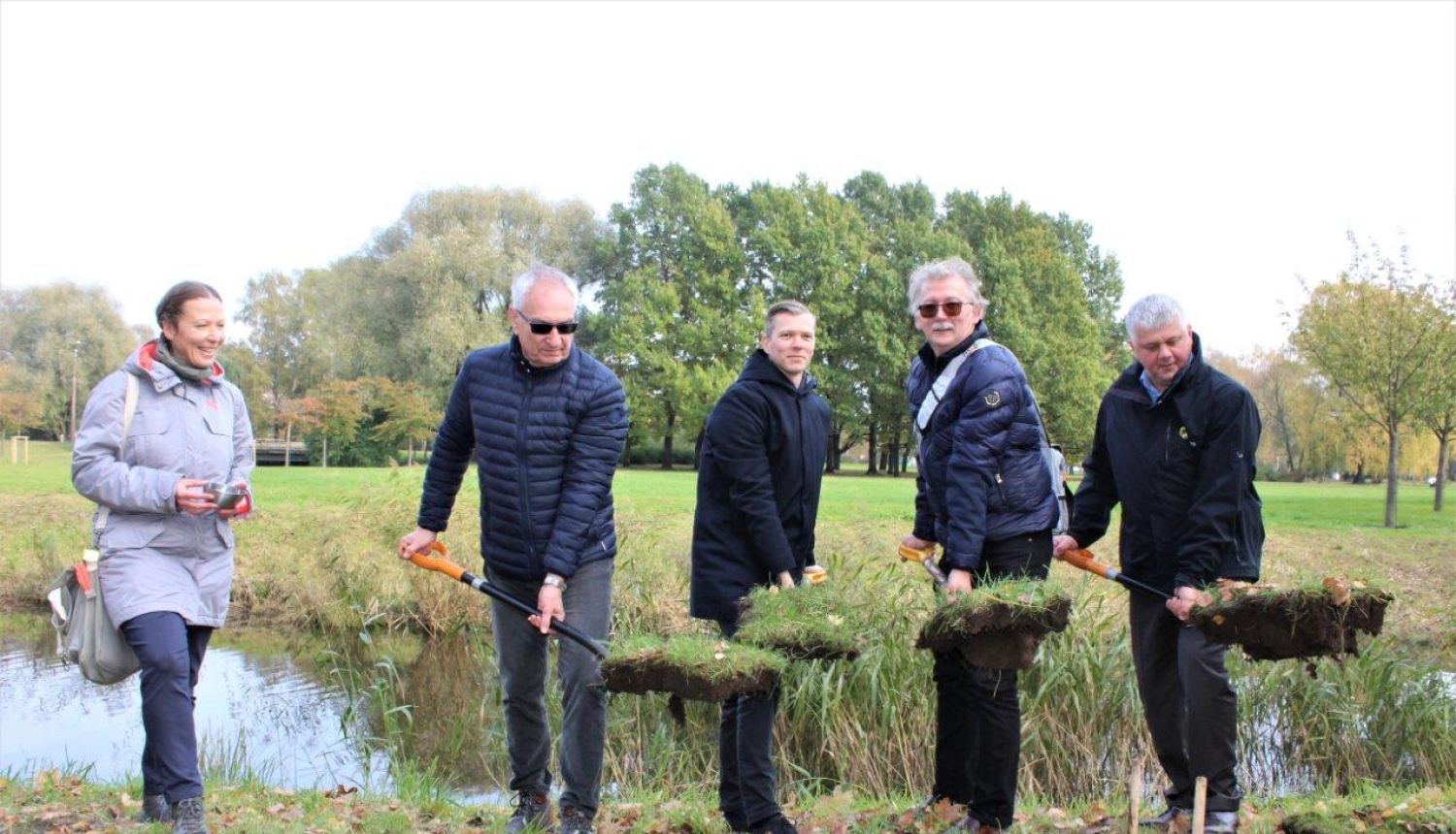 Uzvaras parkā iesēts pirmais kvadrātmetrs urbānās pļavas 