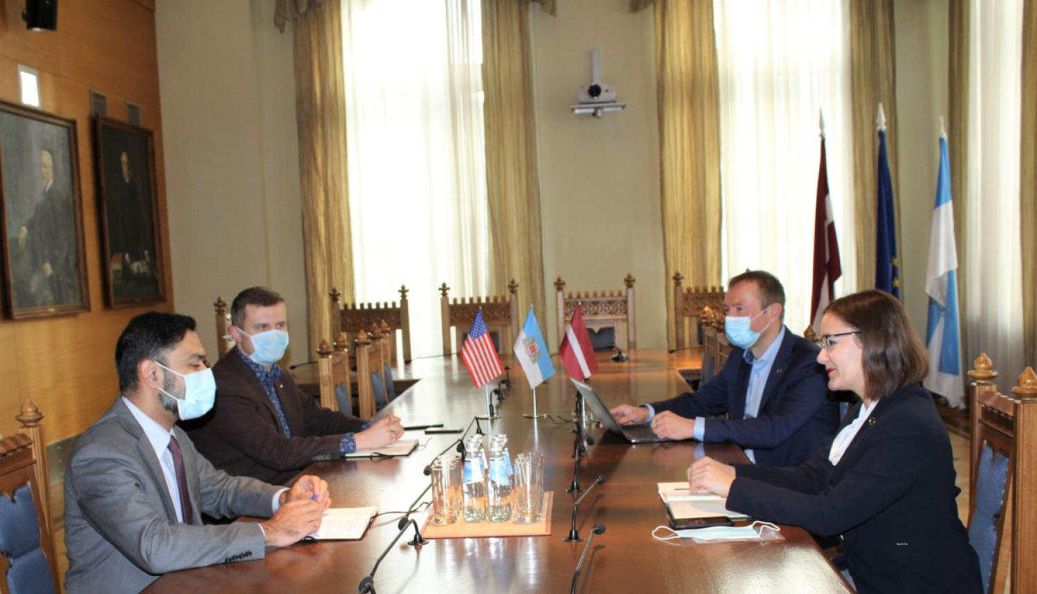 ASV vēstniecība Latvijā dalās pieredzē ar Rīgas domi korupcijas novēršanas jautājumos