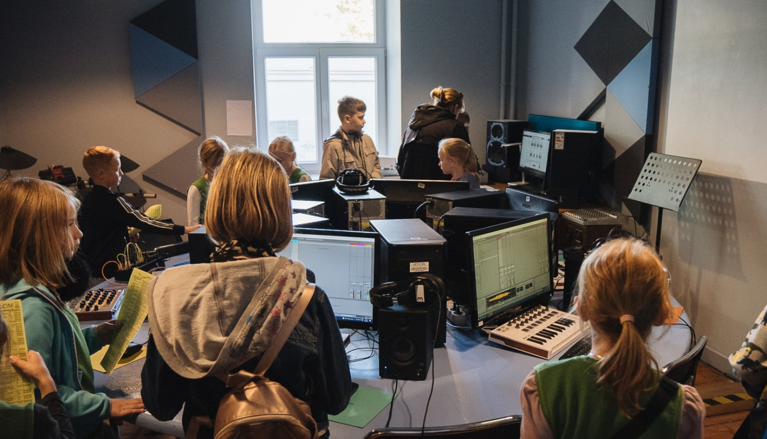 Bērni darbojas pie datoriem