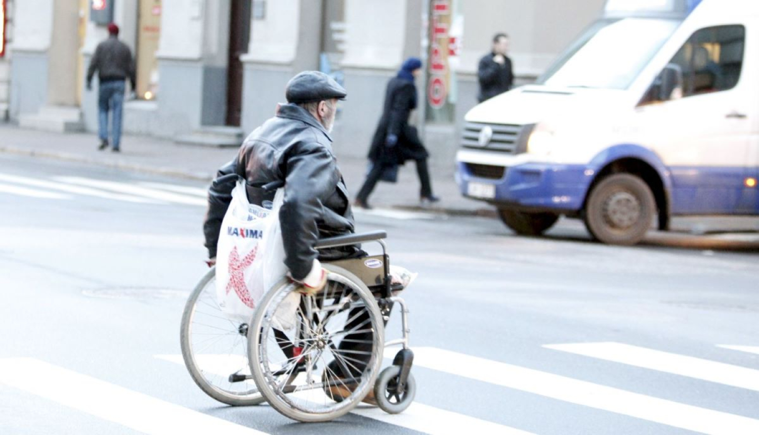 Cilvēks ratiņkrēslā