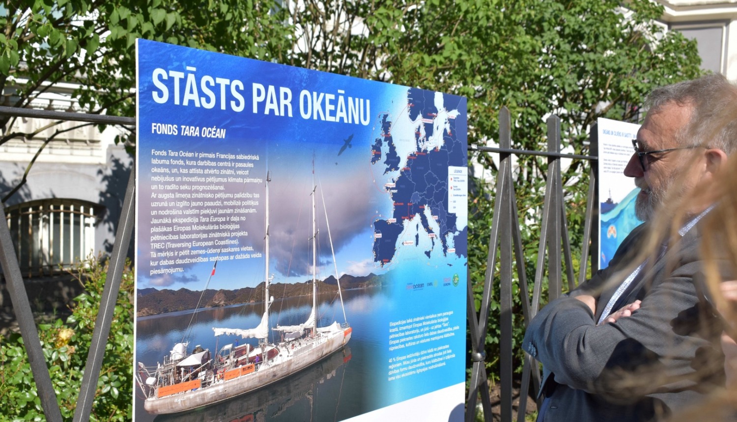 Cilvēks apskatās izstādes darbus