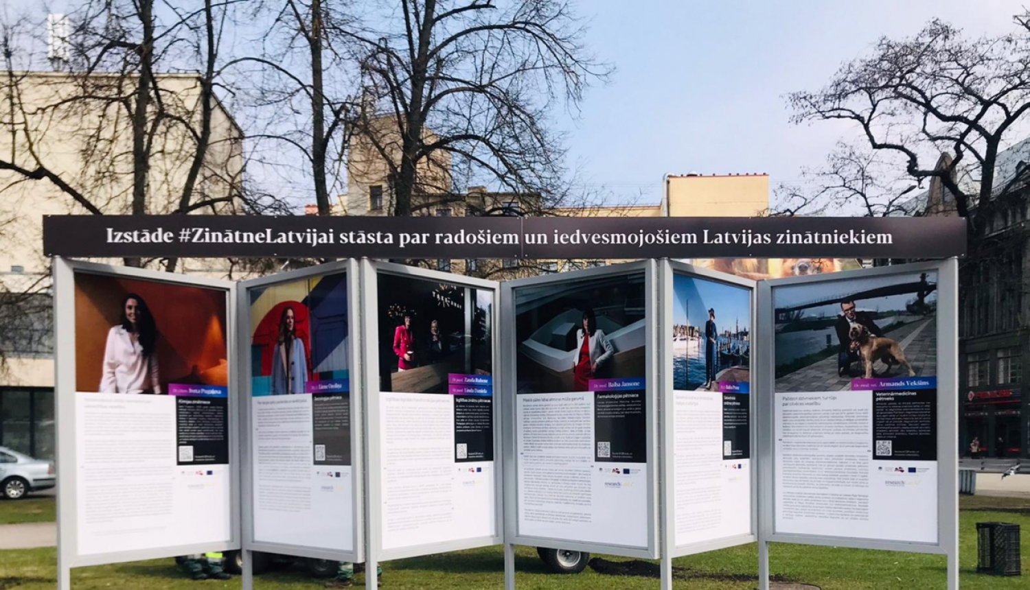 Izstādes stendi Līvu laukumā