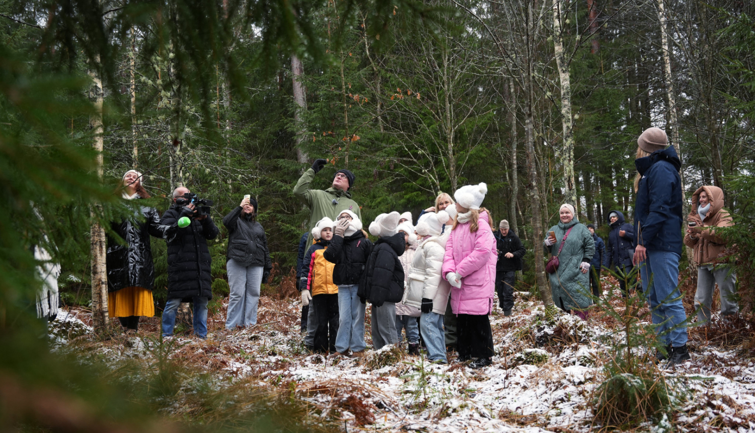 Rīgas mērs kopā ar bērnu un jauniešu vokālās studijas "RASA'' dalībniekiem izraugās Rīgas egles