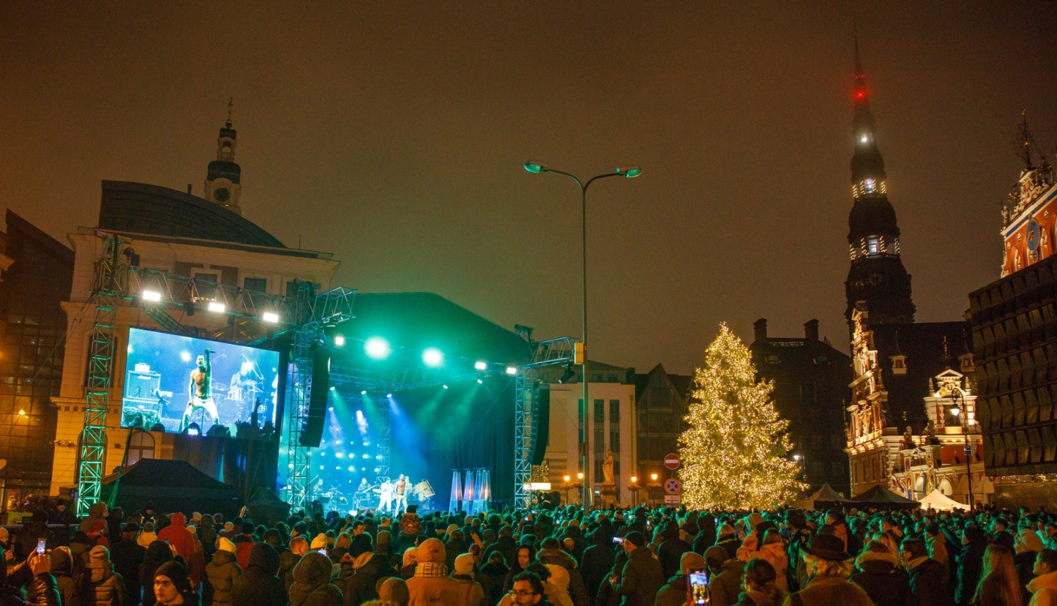 Cilvēki skatās koncertu Rātslaukumā